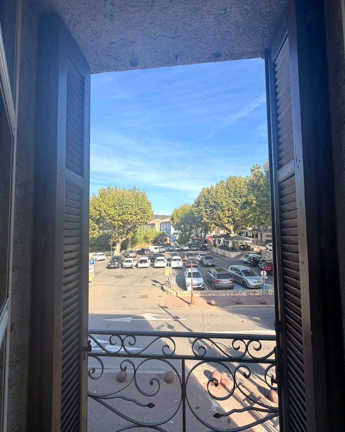 Vue depuis le cabinet sur la place du Logis à Pégomas